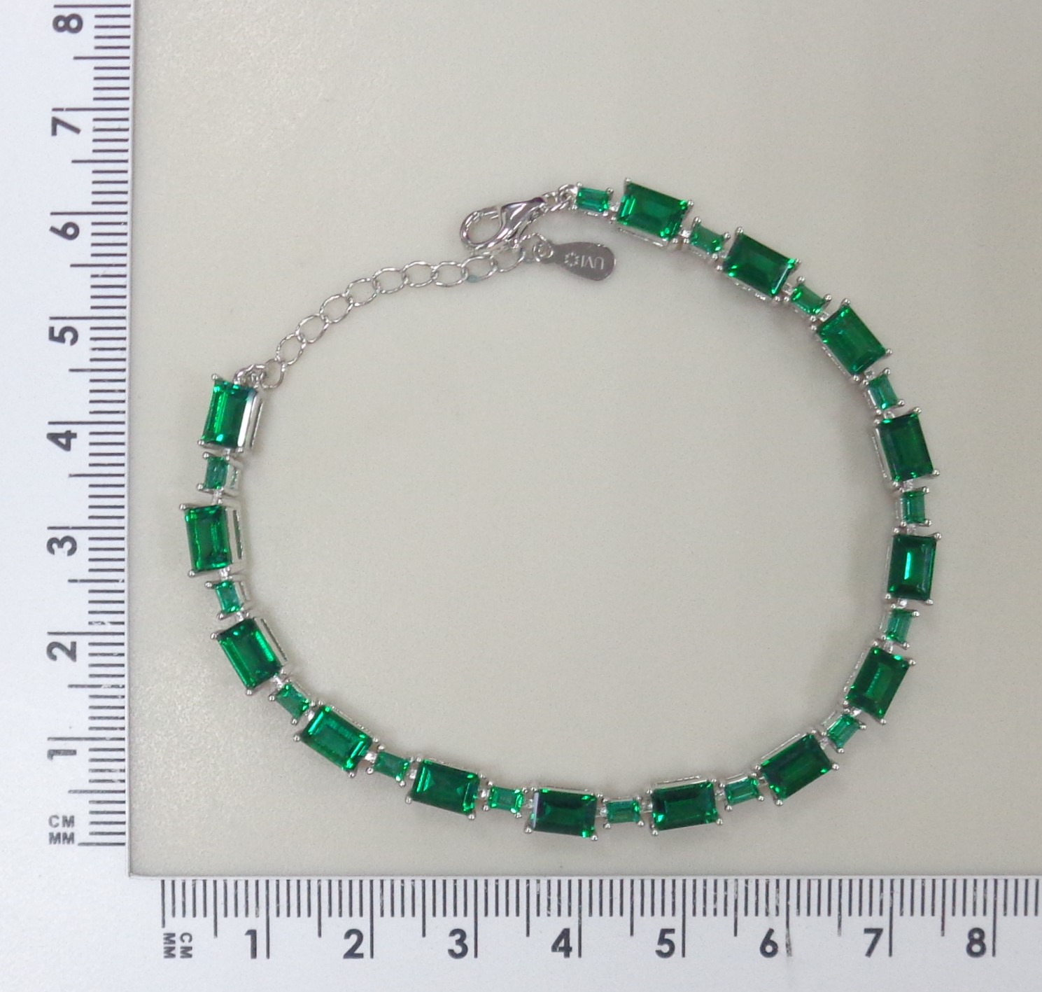 Серебряный браслет с выращенными изумрудами